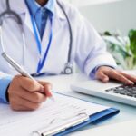 Anvisa libera emissão digital de receitas controladas por SNCR, incluindo tarja preta e antimicrobianos. Medida visa segurança, rastreabilidade e combate - Foto: ES Brasil