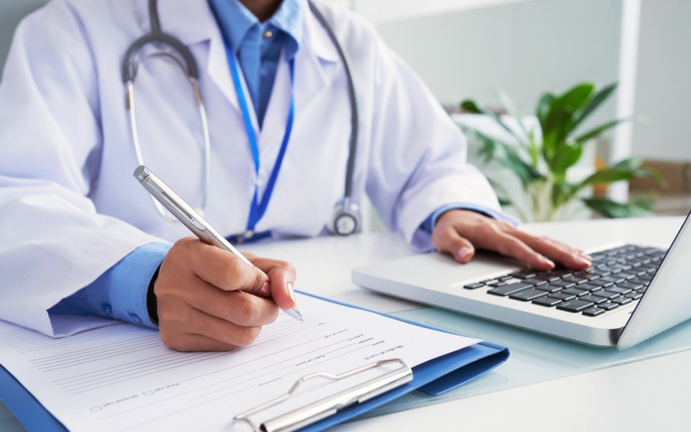 Anvisa libera emissão digital de receitas controladas por SNCR, incluindo tarja preta e antimicrobianos. Medida visa segurança, rastreabilidade e combate - Foto: ES Brasil