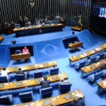 Senado aprova PL para tirar R$ 1,5 bi do Fundo Social do arcabouço fiscal, visando educação e saúde. O texto retorna à Câmara, reacendendo o debate sobre - Foto: Reprodução