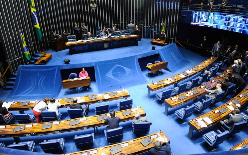 Senado aprova PL para tirar R$ 1,5 bi do Fundo Social do arcabouço fiscal, visando educação e saúde. O texto retorna à Câmara, reacendendo o debate sobre - Foto: Reprodução