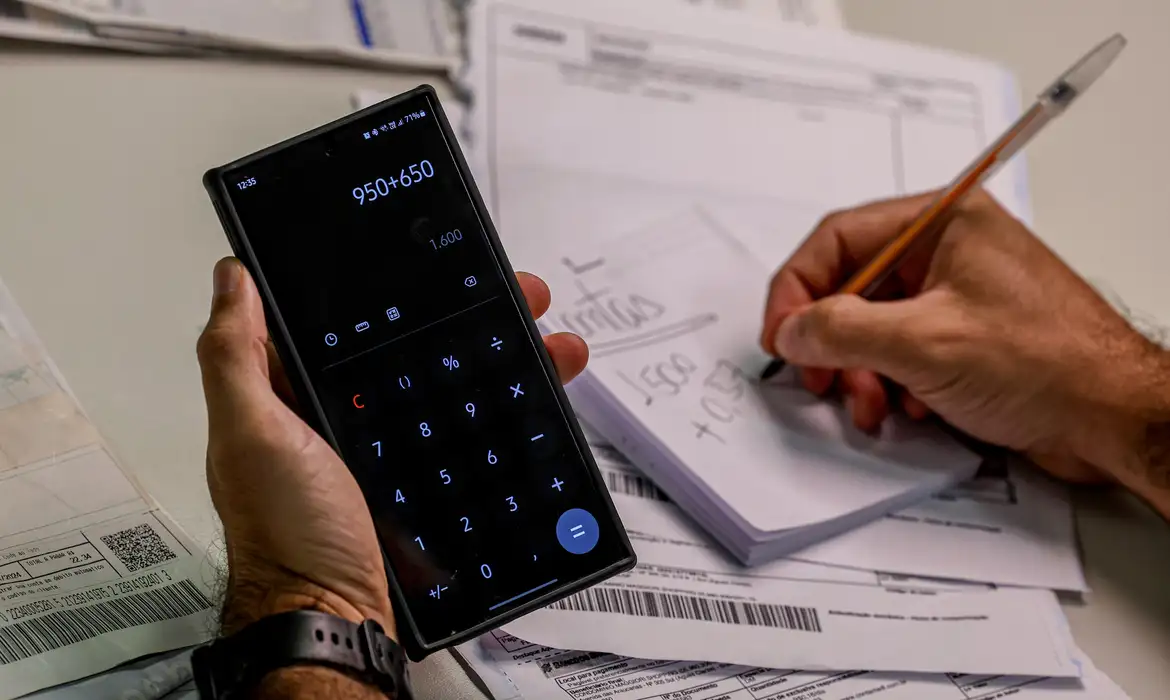 Presidente Lula sanciona lei que institui regras rigorosas para devedores contumazes.