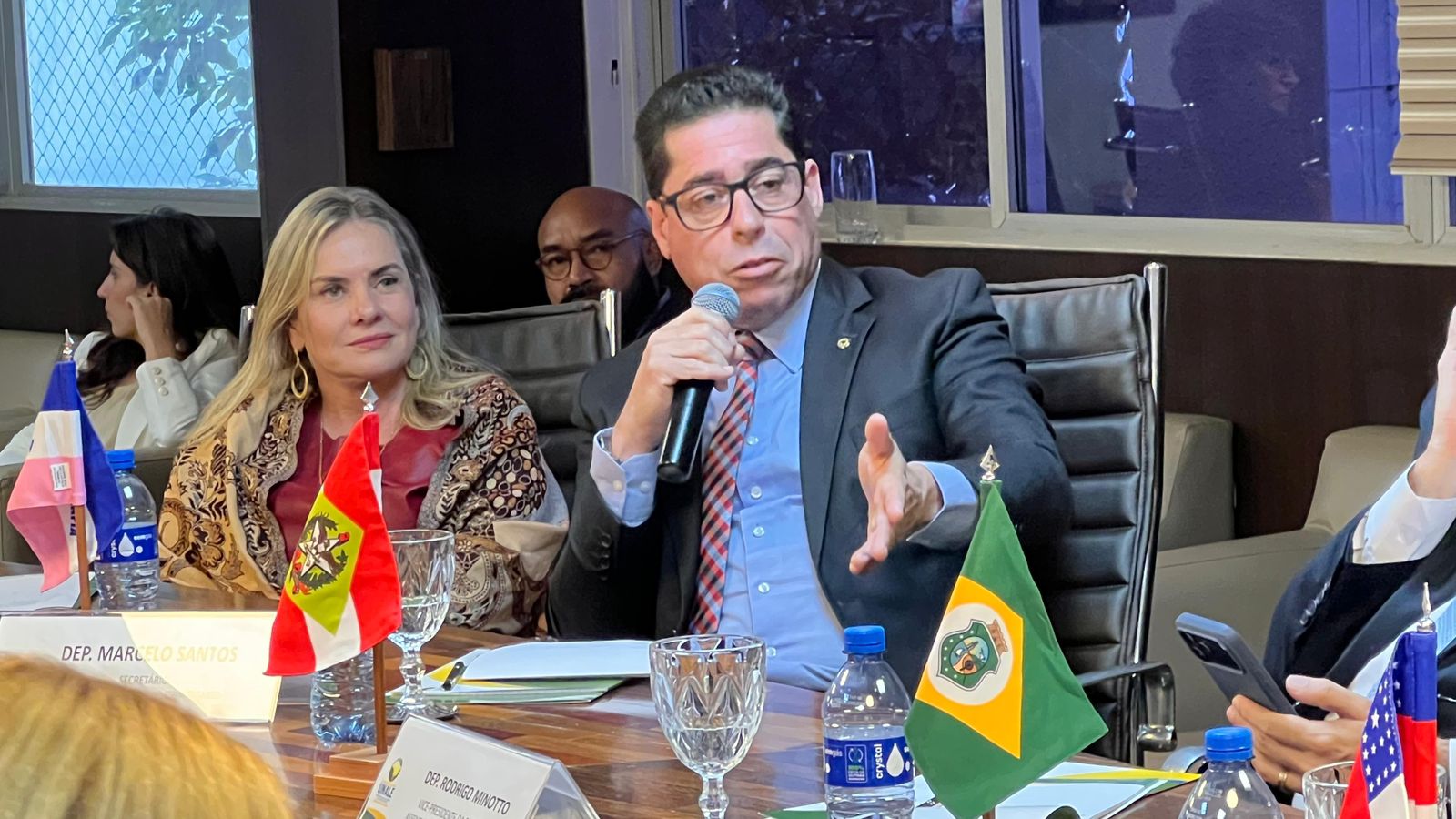Marcelo Santos discursa durante reunião da Unale, em Brasília, onde foi reconduzido à presidência do Colégio de Presidentes das Assembleias Legislativas do Brasil. Foto: Divulgação