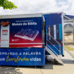 Caminhão da Bíblia estreia em Santos com exposição interativa