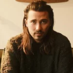 Seph Schlueter apresenta a canção 'Life With You', refletindo sobre a graça salvadora.