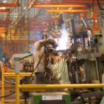 Indústria brasileira opera 2,4% acima do patamar de fevereiro de 2020.