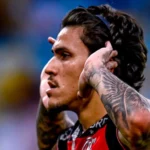 Atacante Pedro se apresenta no Ninho do Urubu antes do retorno oficial das férias.