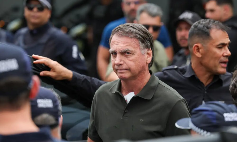 Ex-presidente Jair Bolsonaro solicita exames médicos após queda em cela.