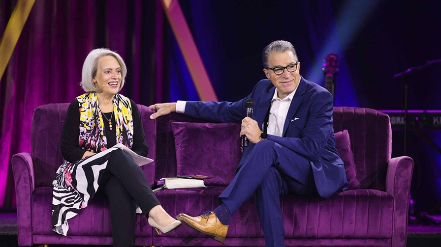 Escritor cristão morre enquanto esposa canta em despedida