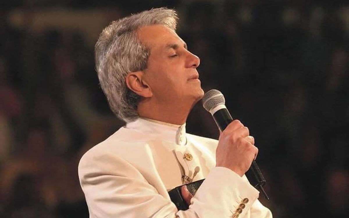 Benny Hinn discute transformações globais e profecias bíblicas em pronunciamento.