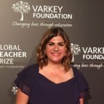Professora Débora Garofalo recebe prêmio de influência em educação em Dubai.