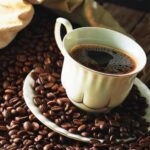 Pesquisa da Harvard mostra que café com cafeína pode proteger a saúde cognitiva.