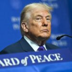 Donald Trump anuncia nova tarifa global de 10% em coletiva de imprensa.