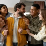 Discussão sobre a dificuldade de amar o próximo em tempos de polarização e conflito social.