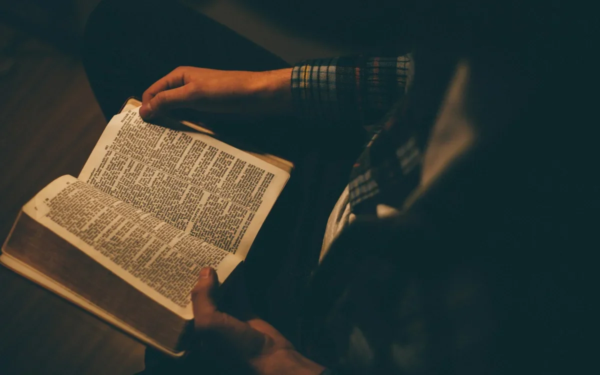 Barreiras culturais dificultam a aceitação da fé cristã no contexto atual.