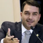 Senador Flávio Bolsonaro critica presidente Lula sobre uso de inteligência artificial.