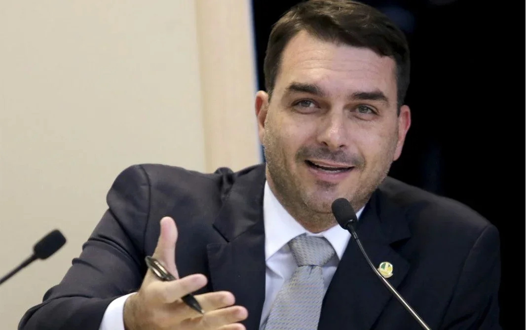 Senador Flávio Bolsonaro critica presidente Lula sobre uso de inteligência artificial.