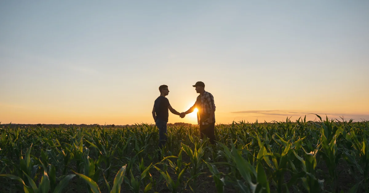 Homens cristãos fortes demonstram atitudes de humildade e serviço em suas comunidades.