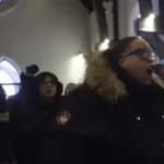 Aumento da segurança armada em igrejas devido a ameaças e ataques recentes.