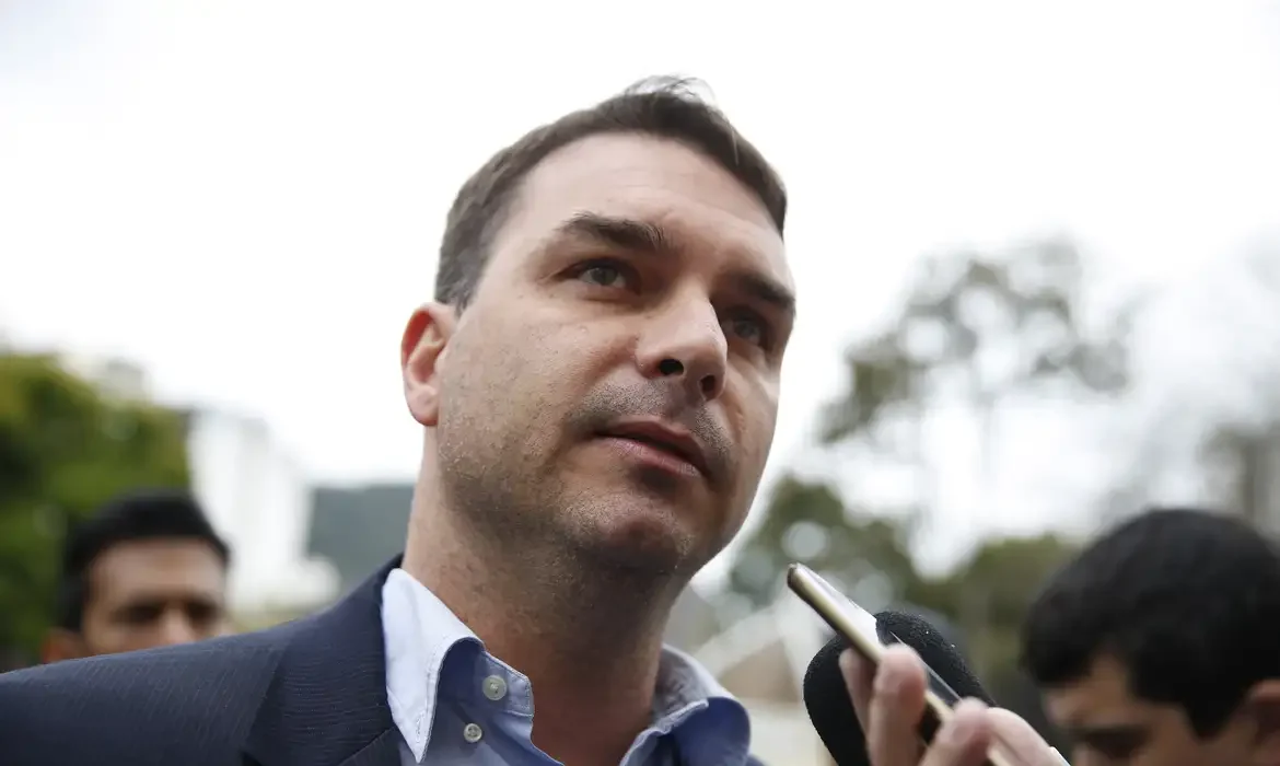 Candidatura de Flávio Bolsonaro à Presidência provoca ondas na cena política nacional