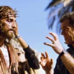 Mel Gibson e arcebispo Viganò no set da sequência A Ressurreição de Cristo.