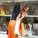 Índice de Confiança do Comércio recua em fevereiro, refletindo menor expectativa de vendas.