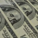 Dólar sobe com exterior adverso por incertezas sobre dados dos EUA e China