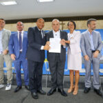 Ibaneis entrega 40 escrituras a igrejas e entidades assistenciais