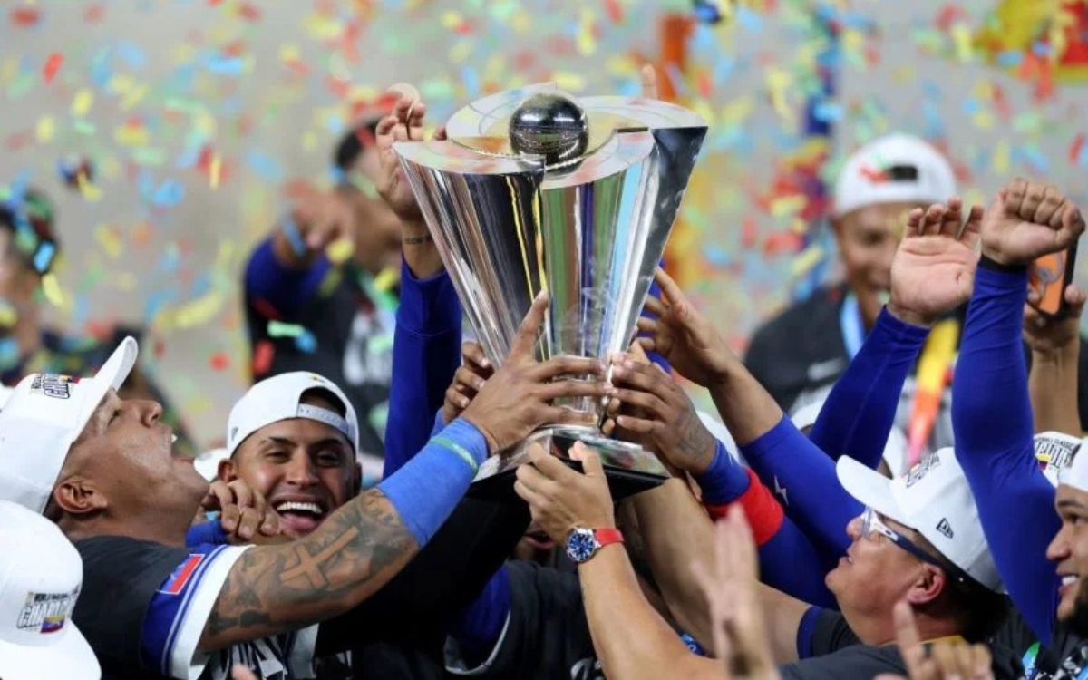 Seleção venezuelana celebra vitória no World Baseball Classic após derrotar os EUA.