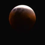 Eclipse lunar conhecido como Lua de Sangue ocorrerá em março, com visibilidade restrita no Brasil.