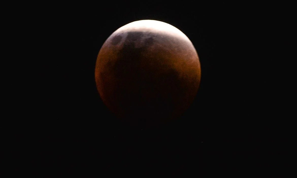 Eclipse lunar conhecido como Lua de Sangue ocorrerá em março, com visibilidade restrita no Brasil.