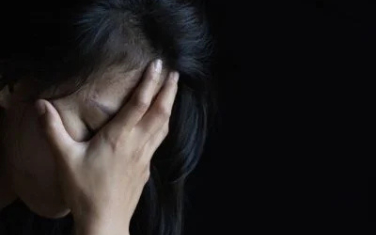 Mulheres discutem sobre fé e traumas em estudo bíblico para mulheres.