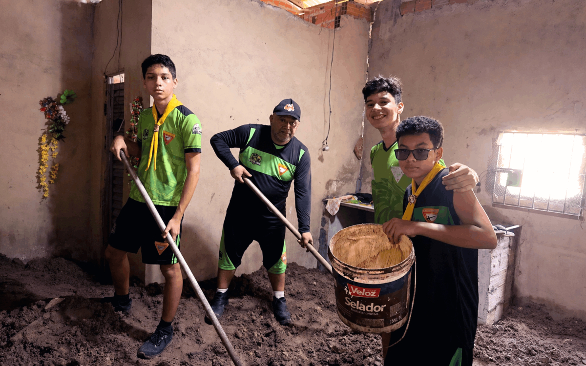 Pathfinders help family after heavy rains in Belém