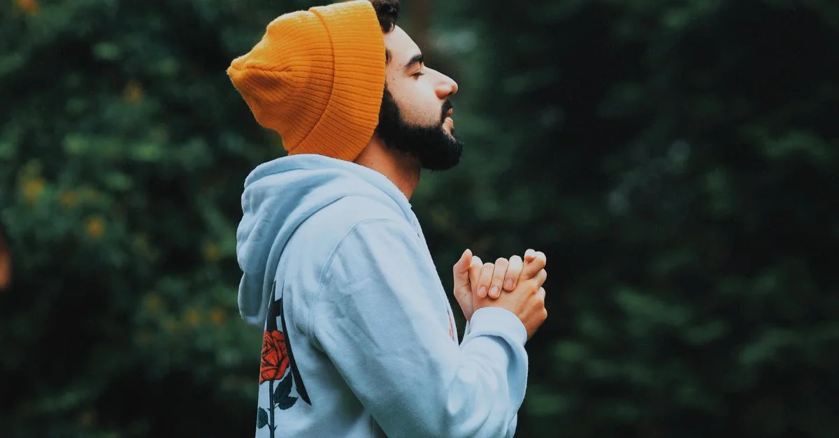 Discussão sobre a importância da oração e suas implicações na vida espiritual.