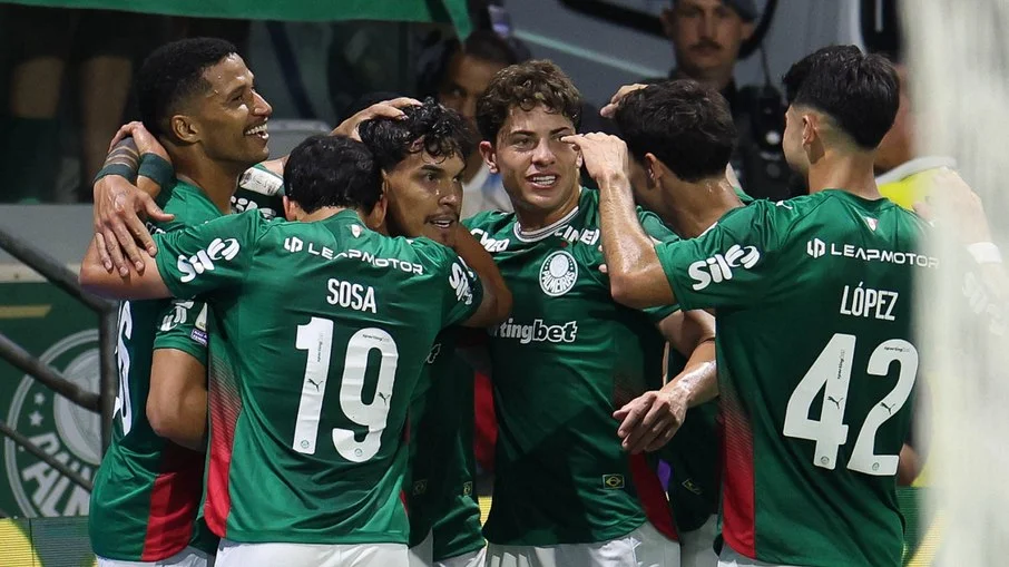 Palmeiras vence o Athletico-PR com um jogador a menos no Brasileirão.