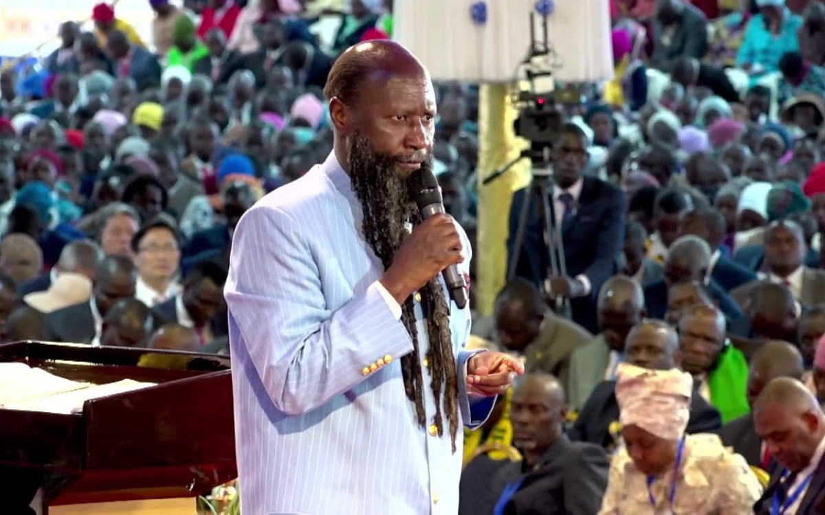 Kenyan prophet David Owuor visits the ES for the first time.