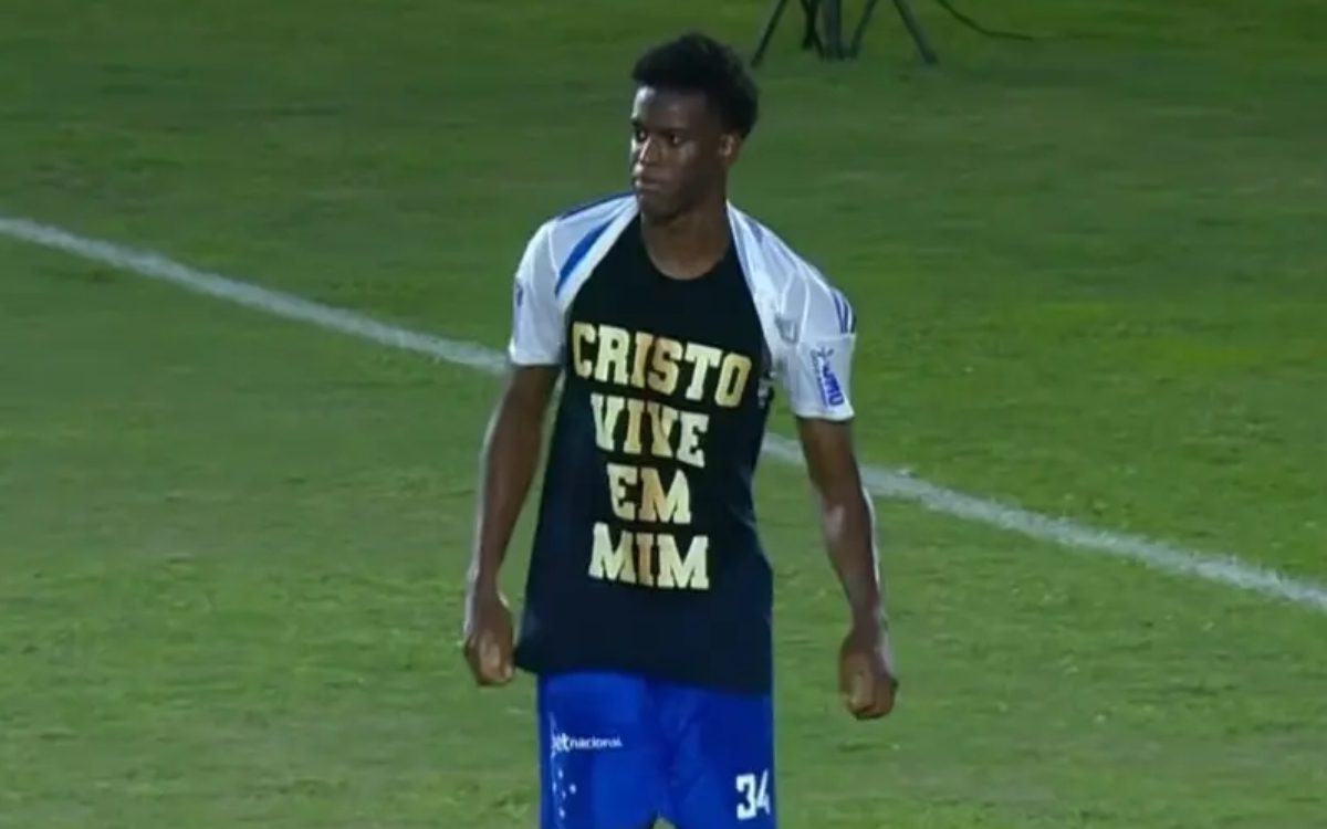 Defender from Cruzeiro celebrates goal with biblical message