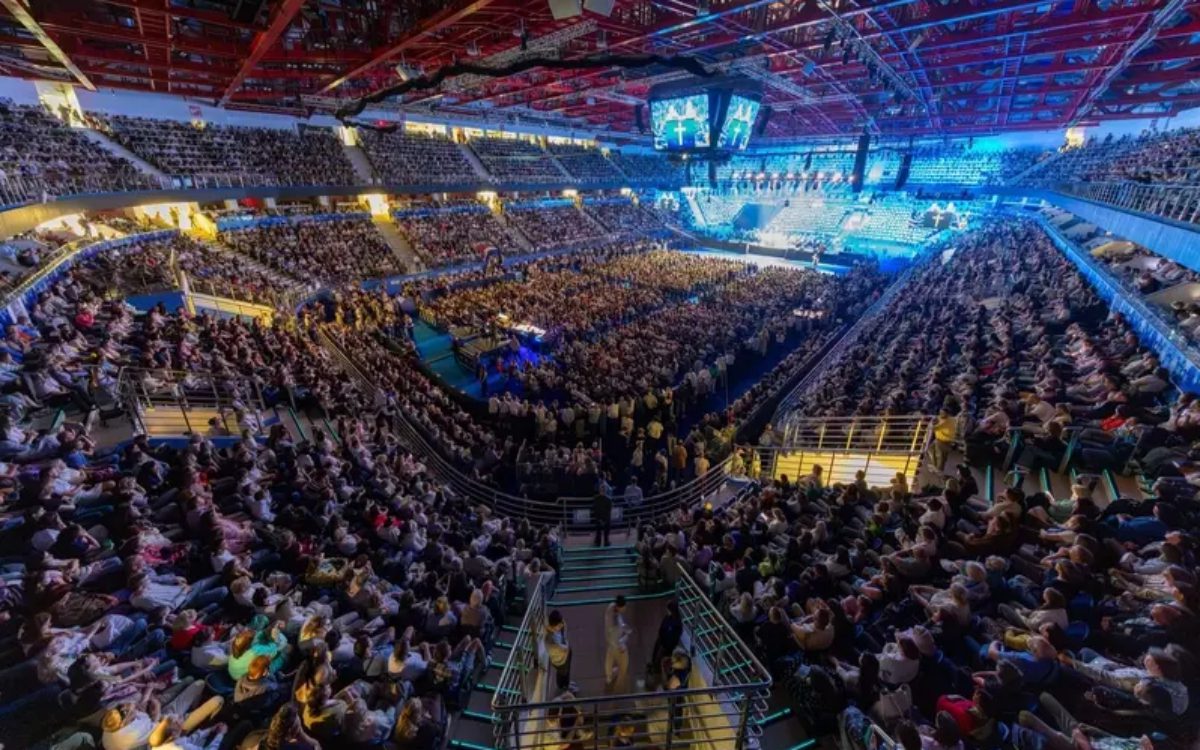 Historical crusade gathers a crowd and leads hundreds to Jesus in Belarus.