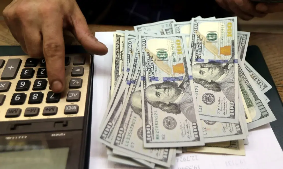 Queda do dólar e do petróleo após suspensão de sanções dos EUA ao Irã.