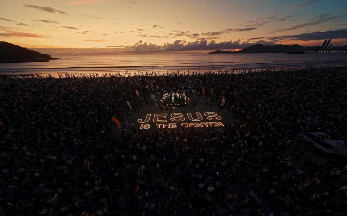 Crowd participates in sunrise service at beach in SC