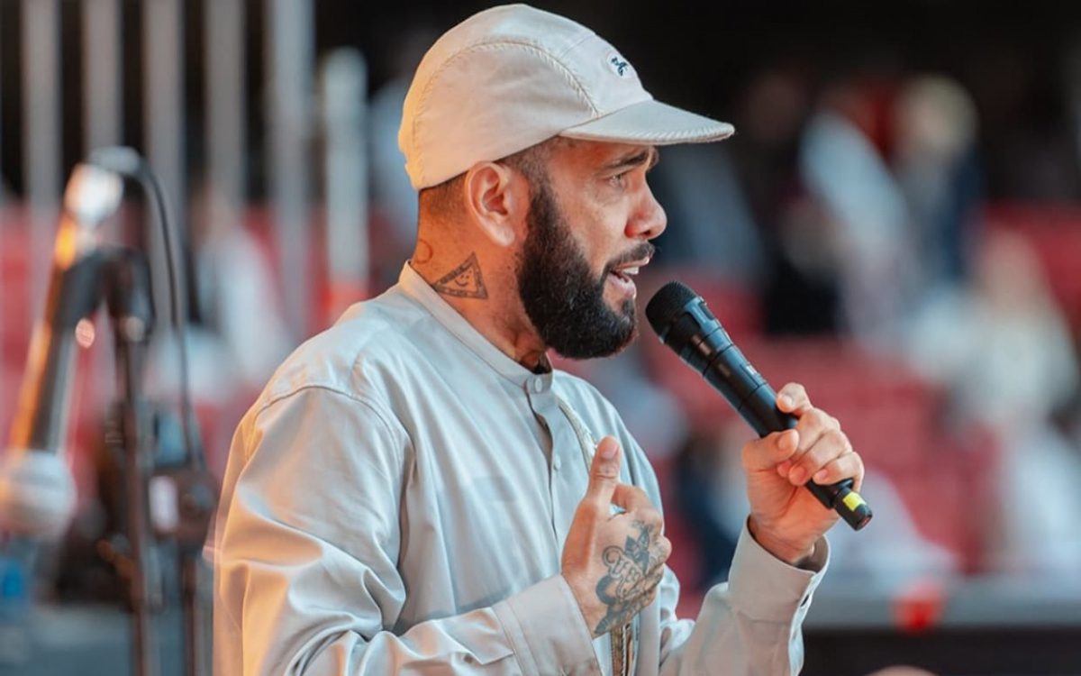 Daniel Alves preaches to thousands of people in Spain