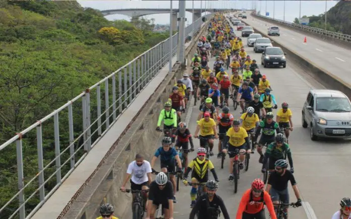 Participantes durante edição anterior do Pedalaço Pela Paz, em Vitória.