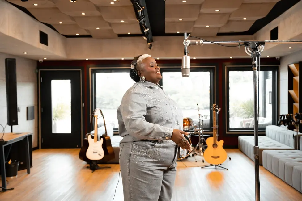 Thainá Gonçalves combines jazz and R&B in music about meeting God.