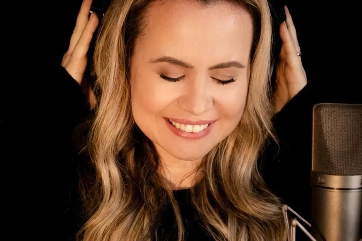 Anayle Sullivan gives a new voice to a song that marked generations.