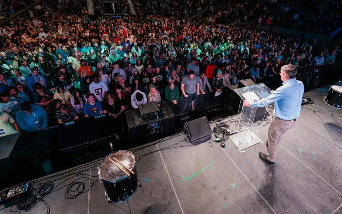 Crusade in Canada gathers thousands and brings 250 people to Christ.