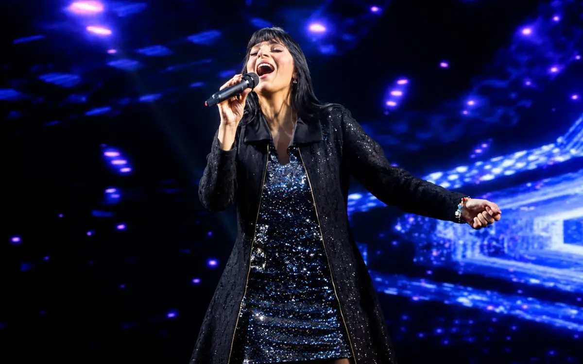 Fernanda Brum opens the Cariacica festival with a night of worship.