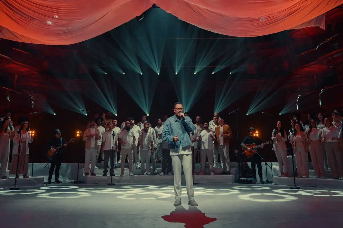 Isaías Saad lança um medley sobre fé e entrega a Deus.