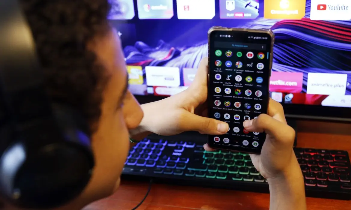 Plataformas digitais devem obter autorização judicial para monetizar conteúdos de crianças.