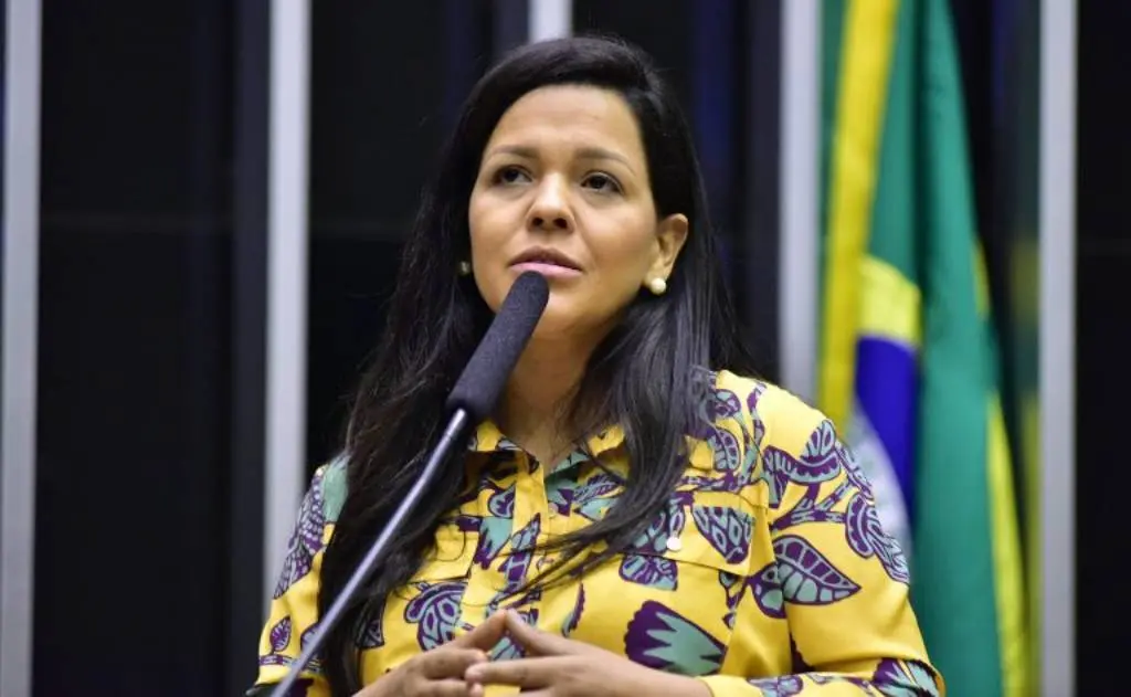 Deputada Priscila Costa anuncia desistência da candidatura ao Senado em 2026.