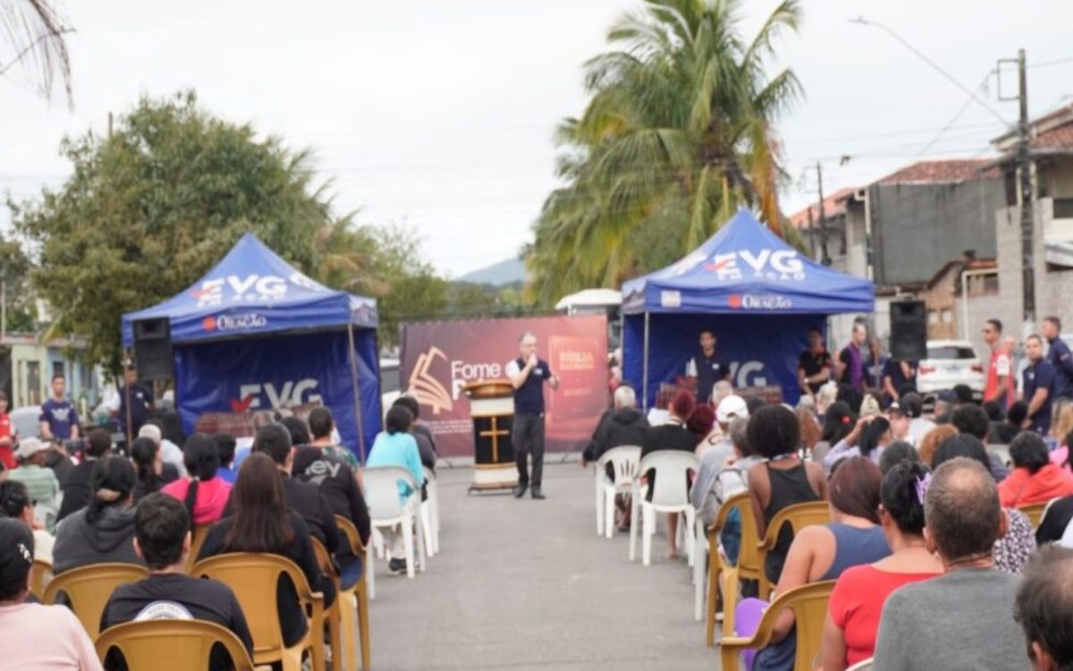 Evangelistic action distributes 500 Bibles and reaches nearly a thousand people in SP.