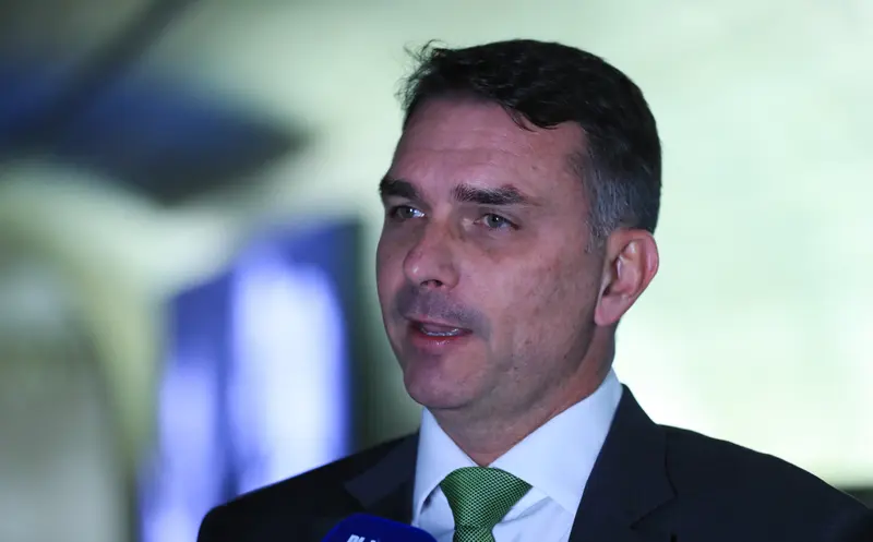 Flávio Bolsonaro discute propostas de corte de impostos e redução da máquina pública.